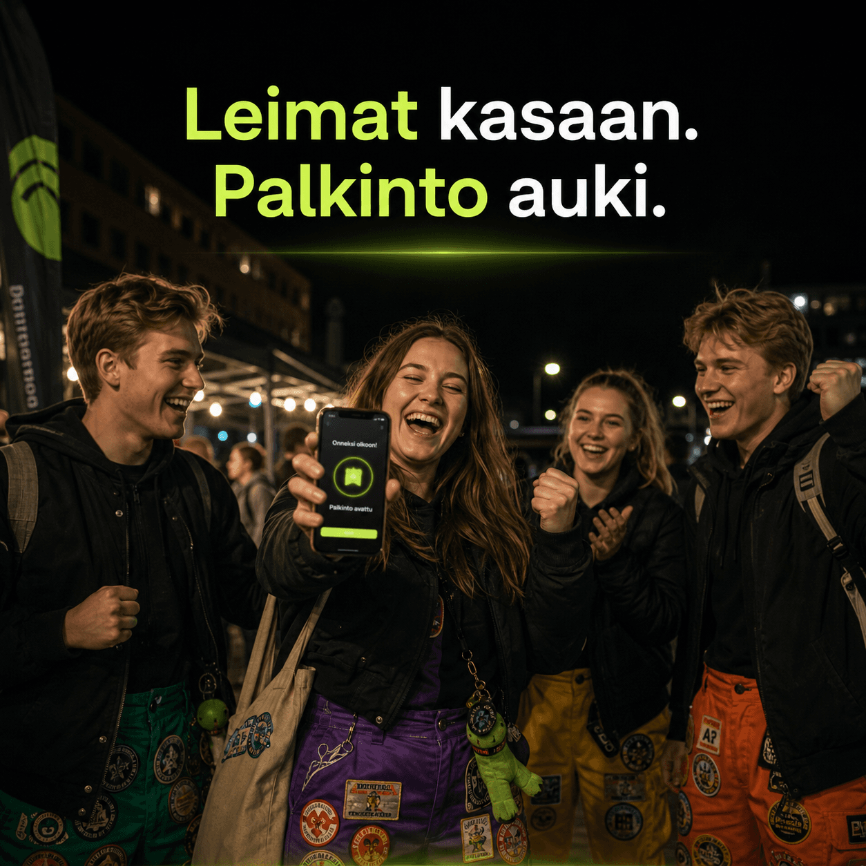 Leimat kasaan. Palkinto auki. – Opiskelijat juhlivat palkintoa.
